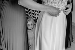 Verwonderd meisje tijdens aankleden door huwelijksfotografe Hilde Hoebers fotografie