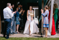 Bruid klaar voor de first look door huwelijksfotografe Hilde Hoebers fotografie