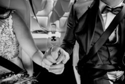 Bruid en bruidegom houden elkaars hand vast door huwelijksfotografe Hilde Hoebers fotografie