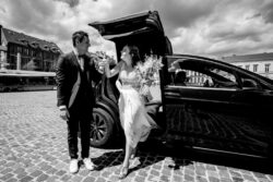Bruid stapt uit auto aan het gemeentehuis Tienen door huwelijksfotografe Hilde Hoebers fotografie