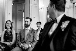 Blije getuige in het stadhuis van Tienen door huwelijksfotografe Hilde Hoebers fotografie