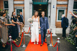 Spontane fotografie Antwerpen, bruid en bruidegom komen uit het gemeentehuis in Wilrijk